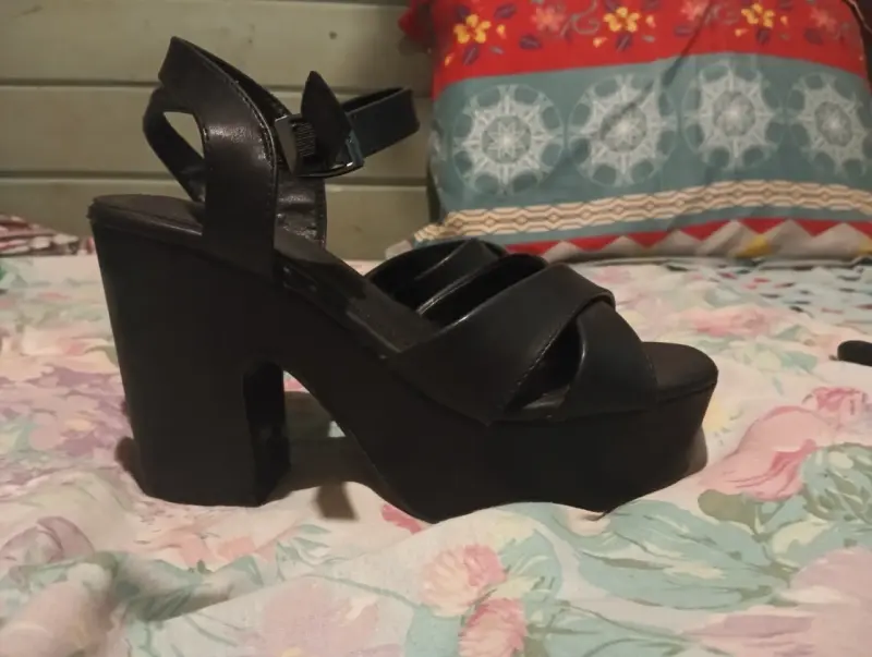 Sandalias de plataforma negras con tacón alto - 1
