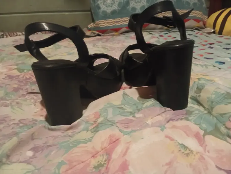 Sandalias de plataforma negras con tacón alto - 2