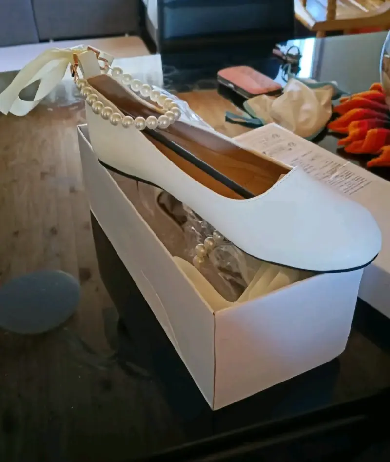 Zapatos de novia blancos con perlas