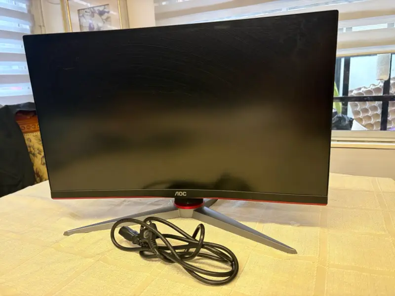 Monitor curvo AOC de 24 pulgadas para gaming - 1