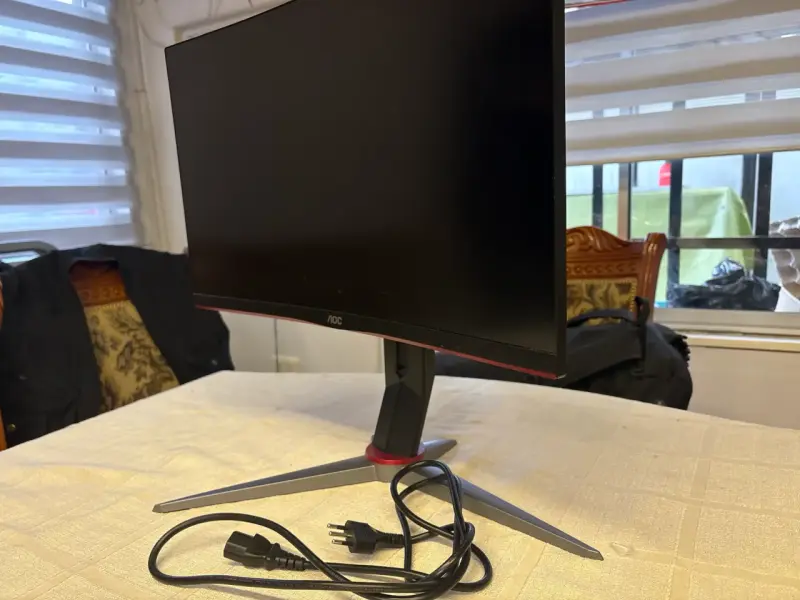 Monitor curvo AOC de 24 pulgadas para gaming - 3