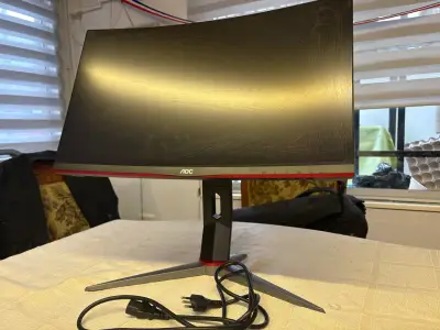 Monitor curvo AOC de 24 pulgadas para gaming - miniatura 4