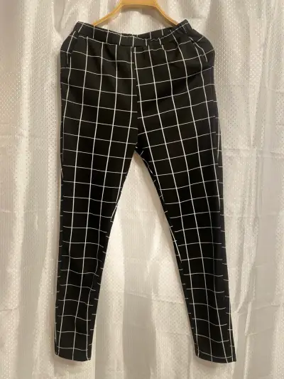 Pantalones negros a cuadros para mujer - miniatura 1
