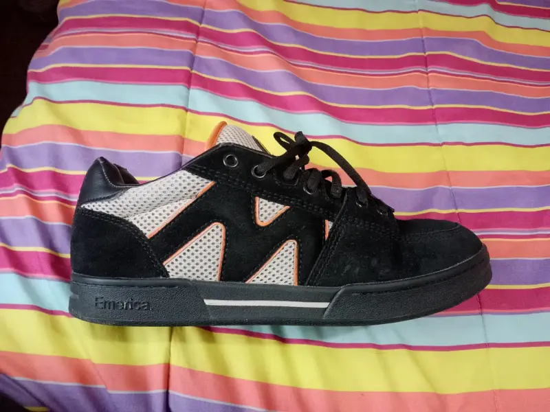 Zapatillas de skate Emerica negras y naranjas - 2