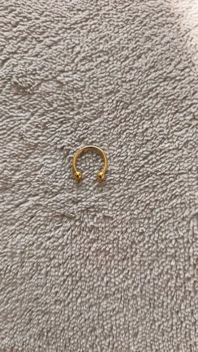 Piercing de aro dorado para nariz - miniatura 1