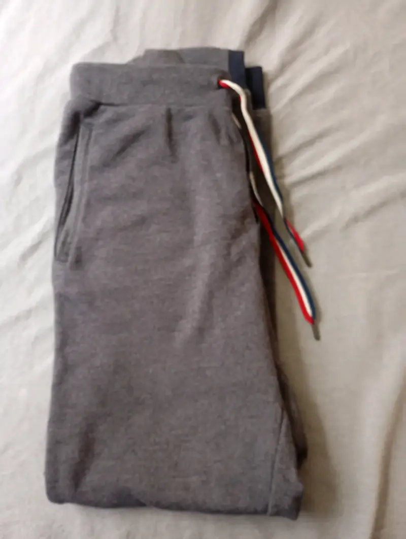 Pantalones deportivos gris con cordón tricolor - 1