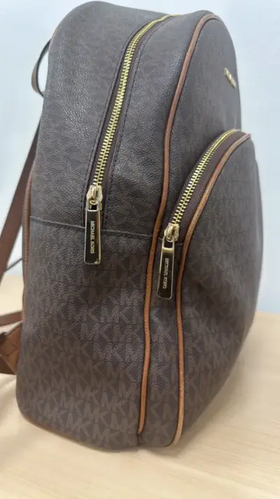 Mochila Michael Kors marrón con logo - miniatura 4
