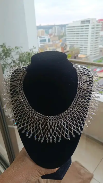 Collar de bisutería elegante plateado - miniatura 1