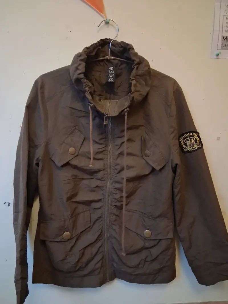 Chaqueta marrón con capucha y bolsillos - 1