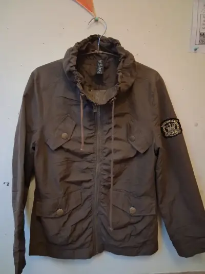 Chaqueta marrón con capucha y bolsillos - miniatura 1