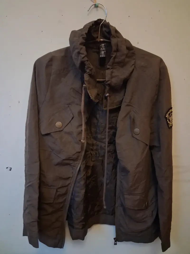 Chaqueta marrón con capucha y bolsillos - 2