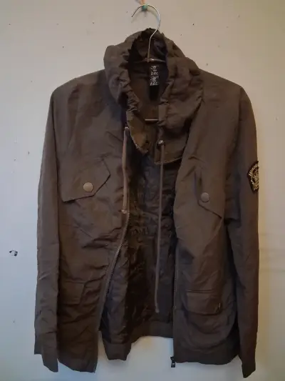 Chaqueta marrón con capucha y bolsillos - miniatura 2