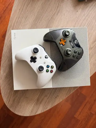 Consola Xbox One S con dos controles y juegos - miniatura 1