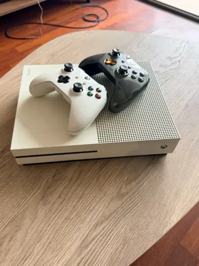 Consola Xbox One S con dos controles y juegos - miniatura 2