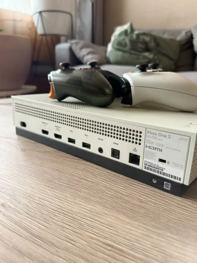 Consola Xbox One S con dos controles y juegos - 3