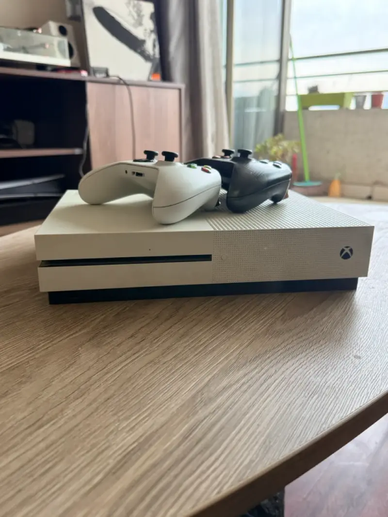Consola Xbox One S con dos controles y juegos - 5