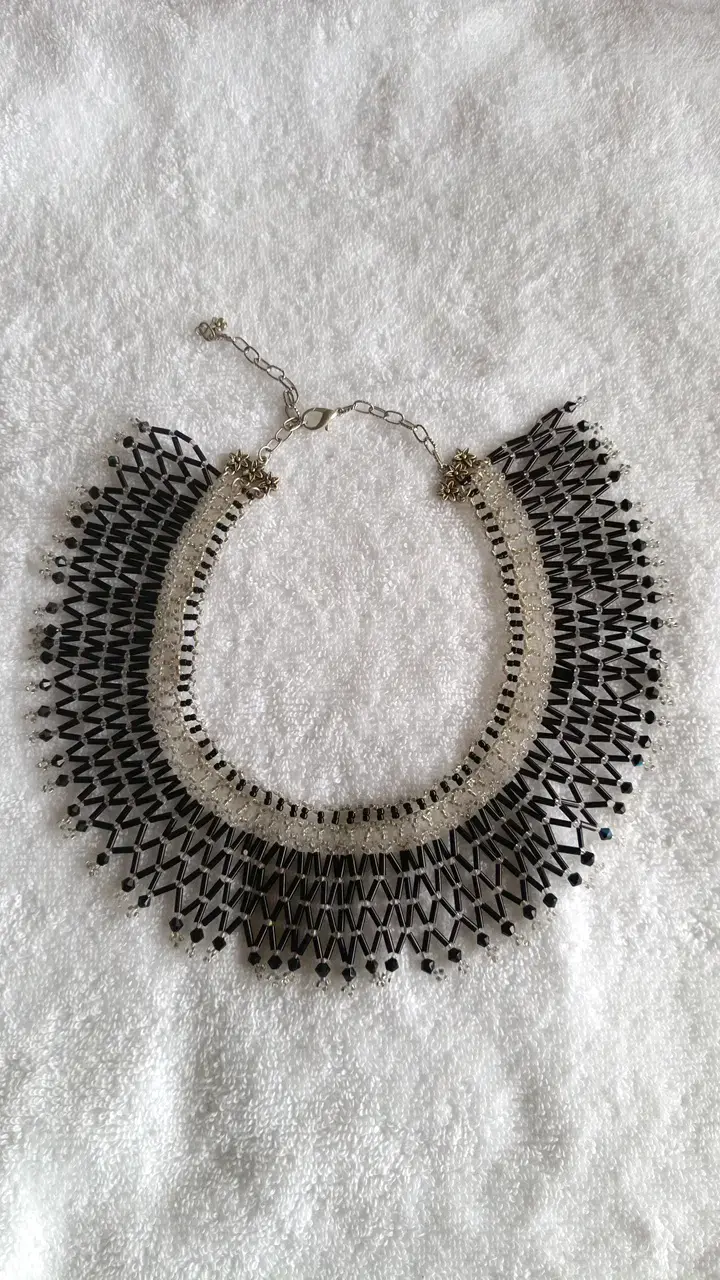 Collar de mostacilla negras y plateadas elegante