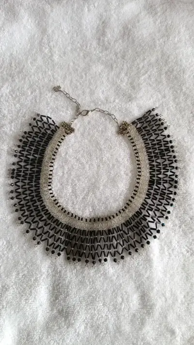 Collar de mostacilla negras y plateadas elegante - miniatura 1