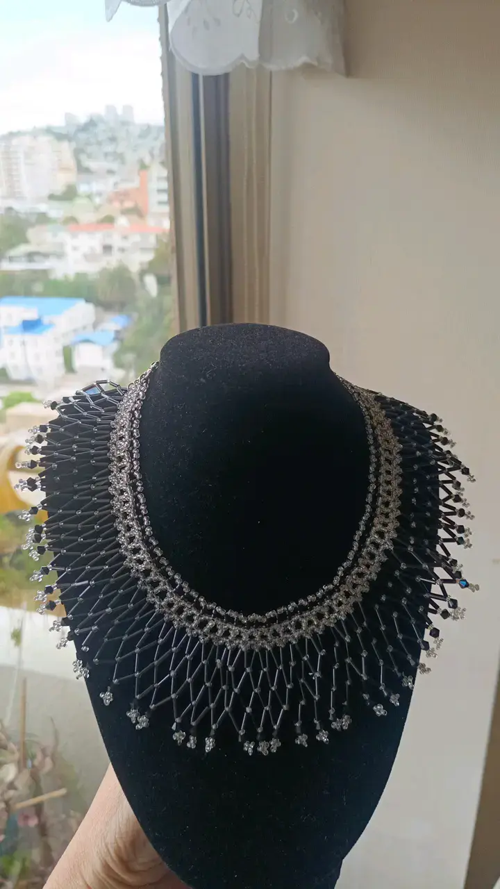 Collar de mostacilla negras y plateadas elegante - 2