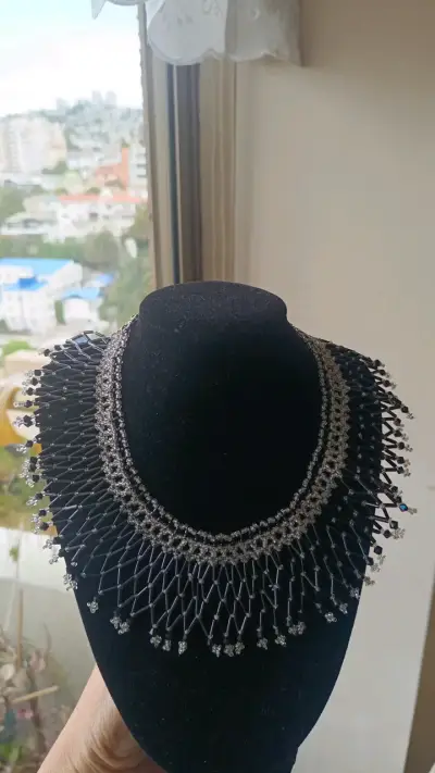 Collar de mostacilla negras y plateadas elegante - miniatura 2