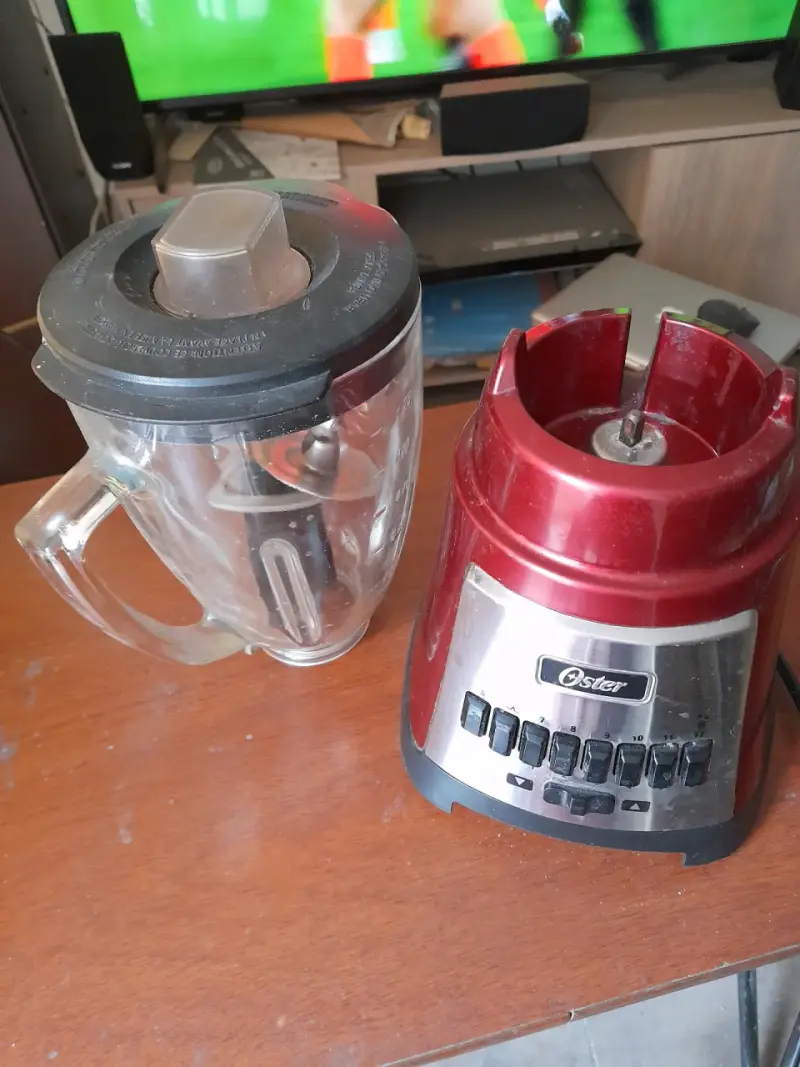 Licuadora Oster roja con vaso de vidrio - 2
