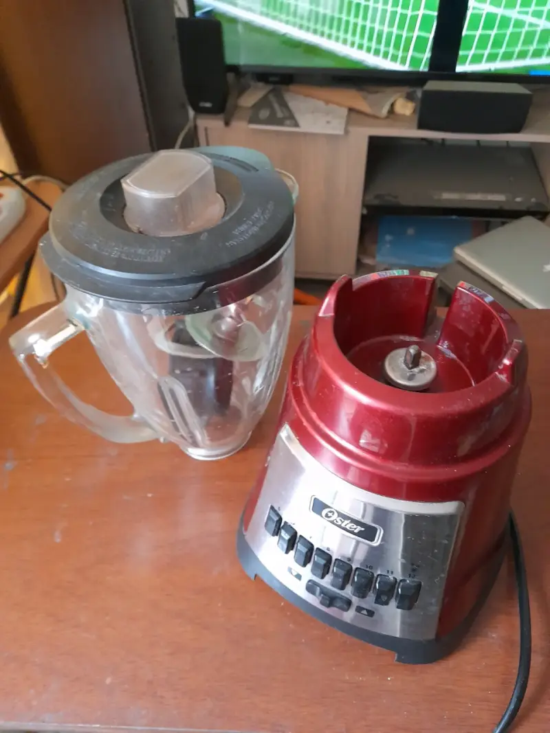 Licuadora Oster roja con vaso de vidrio - 3