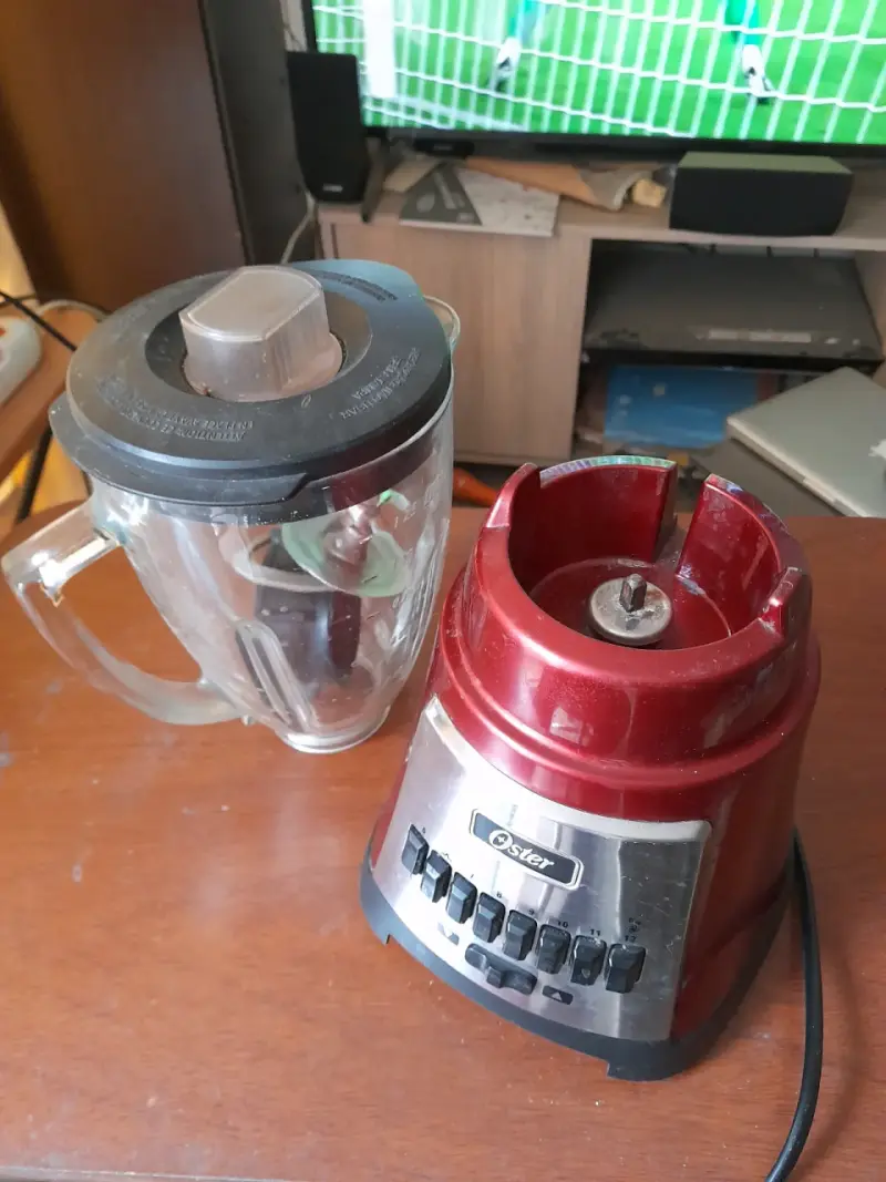 Licuadora Oster roja con vaso de vidrio - 4