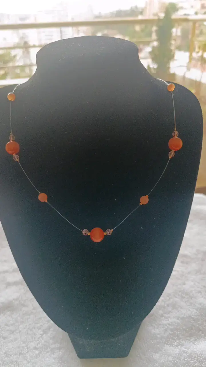 Collar de cuentas naranjas elegante