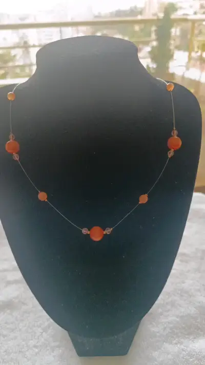 Collar de cuentas naranjas elegante - miniatura 1
