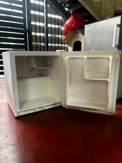Mini refrigerador Nex compacto usado - miniatura 1