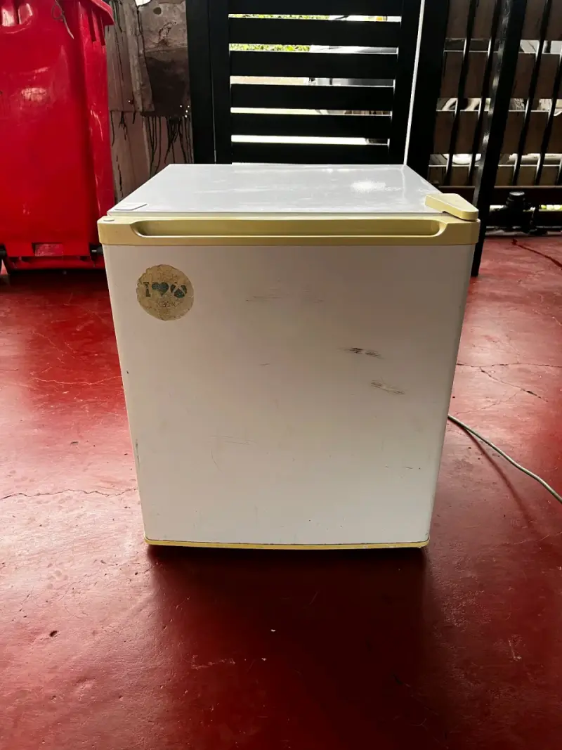 Mini refrigerador Nex compacto usado - 2