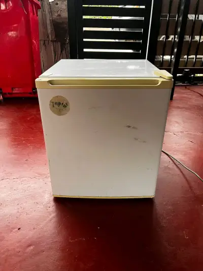 Mini refrigerador Nex compacto usado - miniatura 2