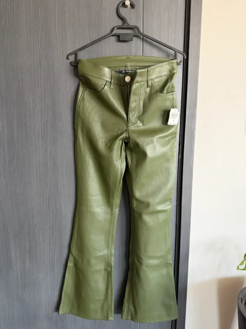 Pantalón verde de cuero sintético INC - 1
