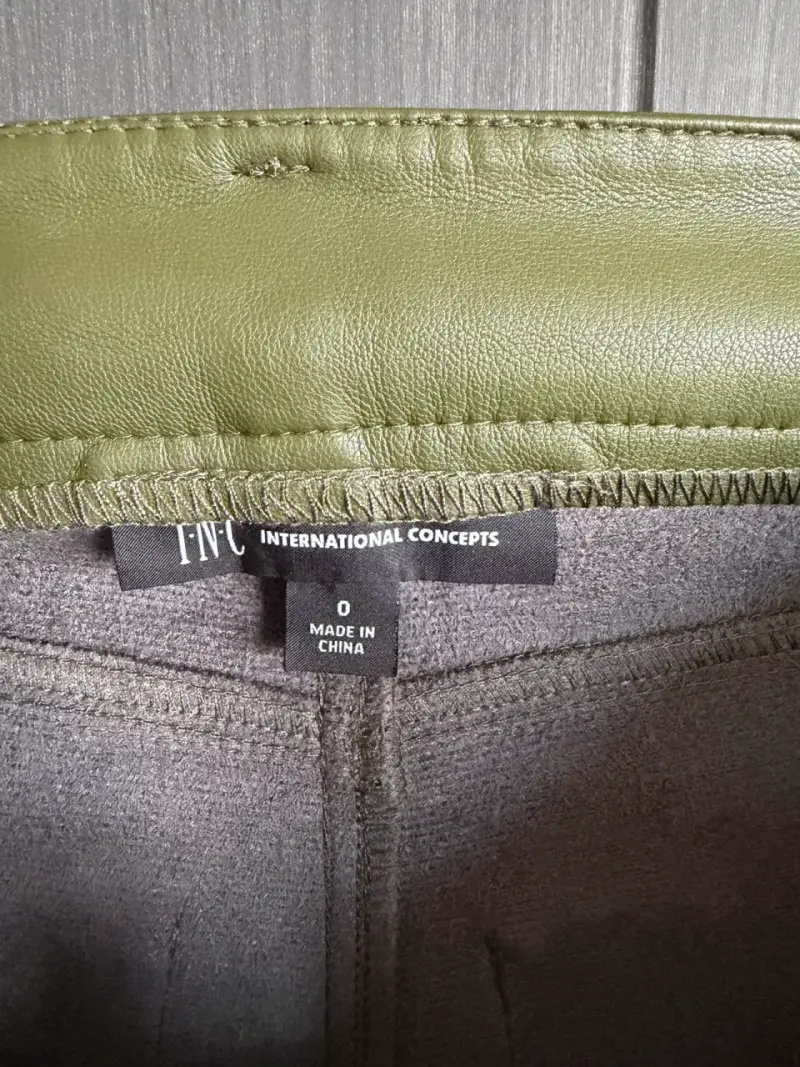 Pantalón verde de cuero sintético INC - 2