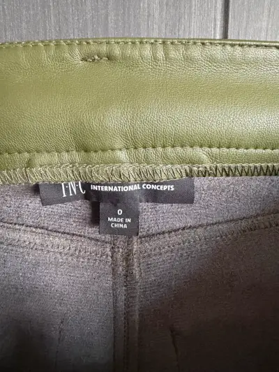 Pantalón verde de cuero sintético INC - miniatura 2