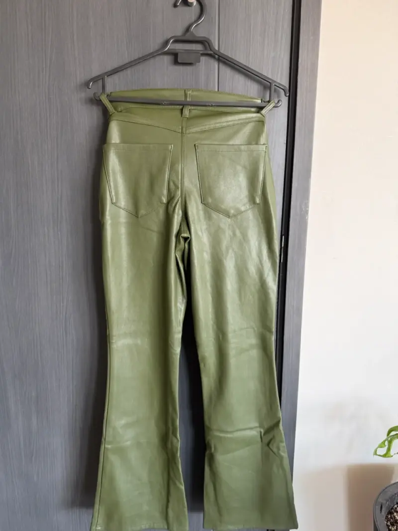 Pantalón verde de cuero sintético INC - 3