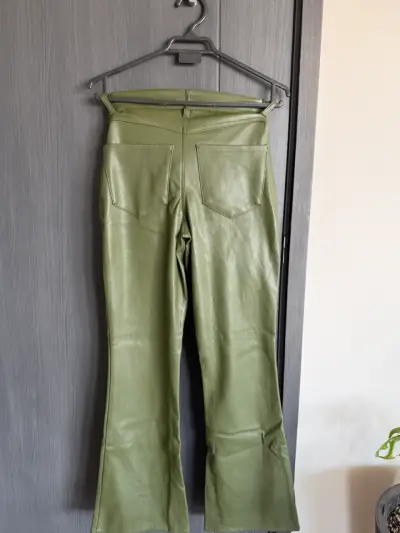 Pantalón verde de cuero sintético INC - miniatura 3