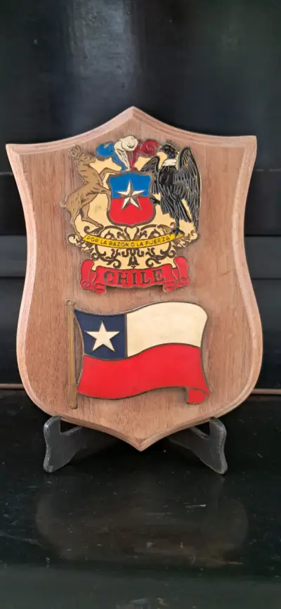Escudo de madera con escudo y bandera de chile - miniatura 1