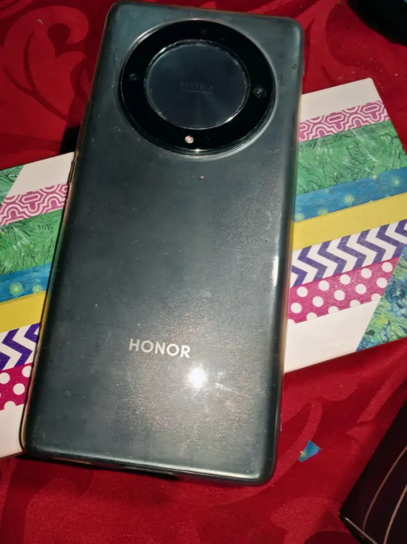 Smartphone Honor con pantalla grande y cargador - 1