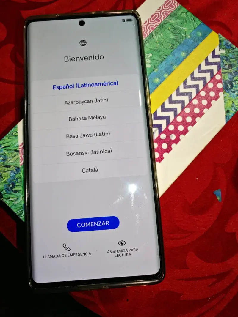 Smartphone Honor con pantalla grande y cargador - 3