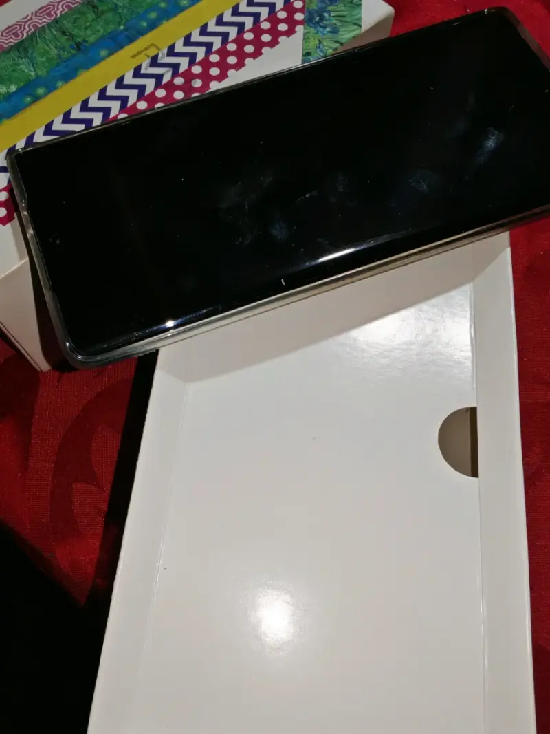 Smartphone Honor con pantalla grande y cargador - 5