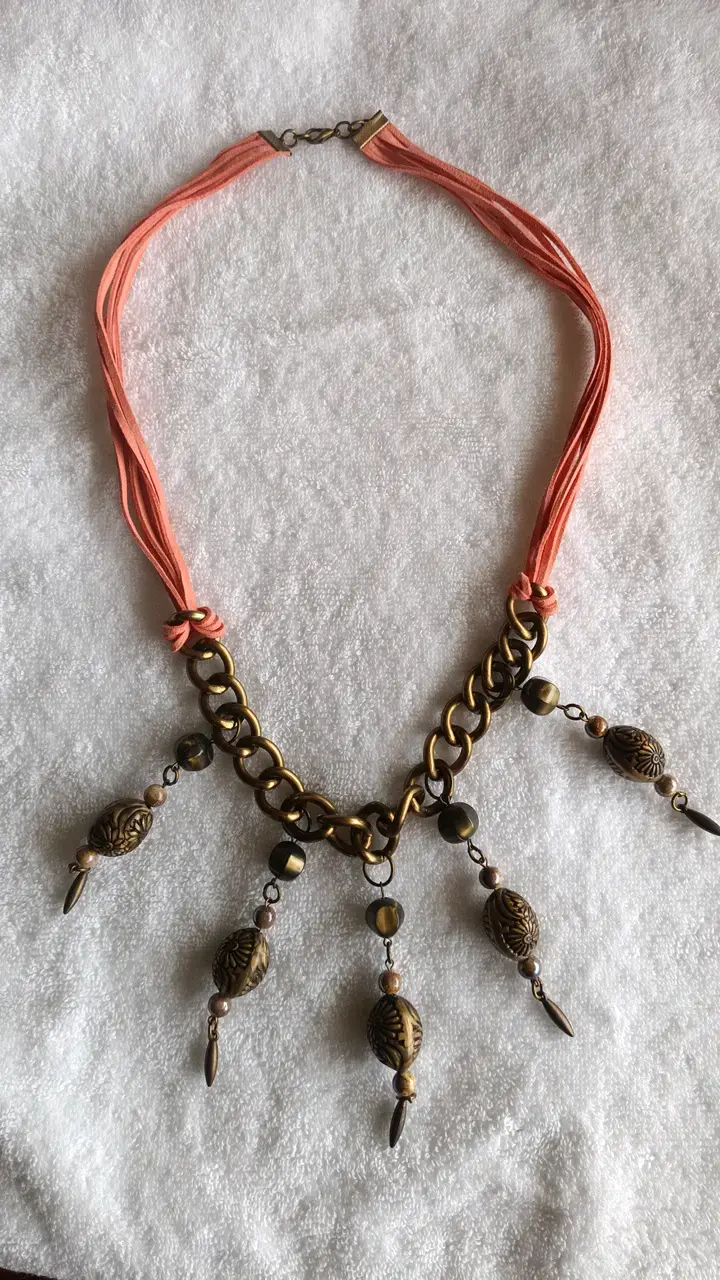 Collar de cadena con colgantes decorativos