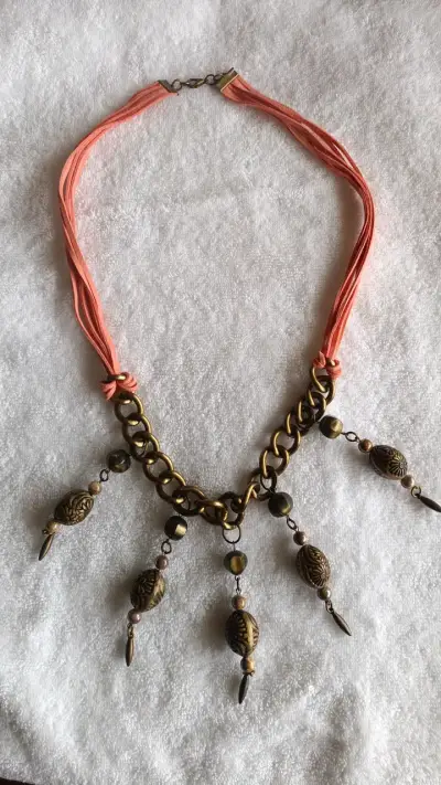 Collar de cadena con colgantes decorativos - miniatura 1