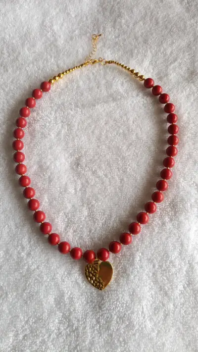 Collar de piedras rojas con dije de corazón dorado - miniatura 1