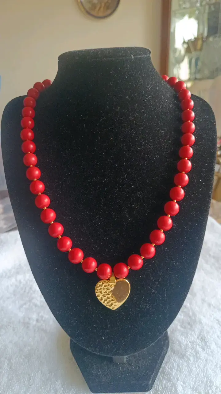 Collar de piedras rojas con dije de corazón dorado - 2