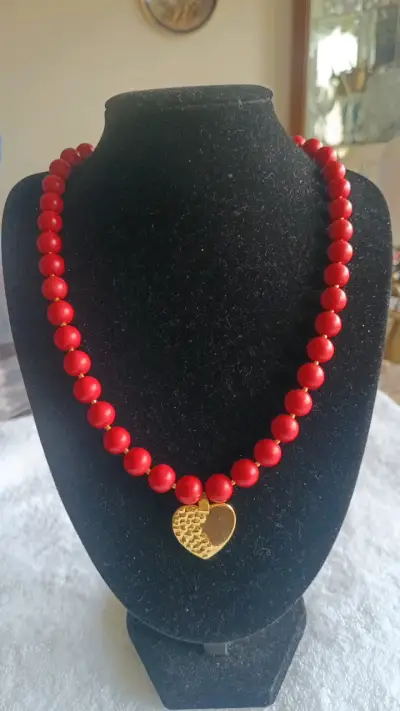 Collar de piedras rojas con dije de corazón dorado - miniatura 2
