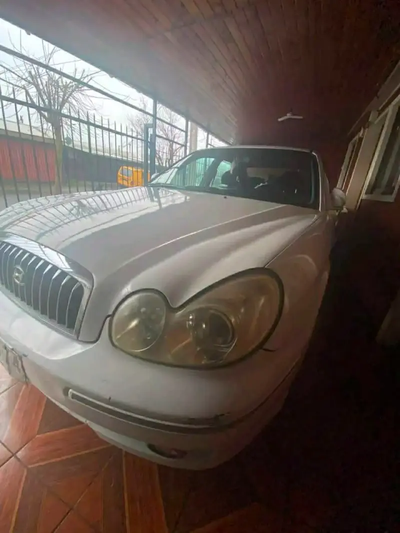 Auto sedán blanco en buen estado - 1