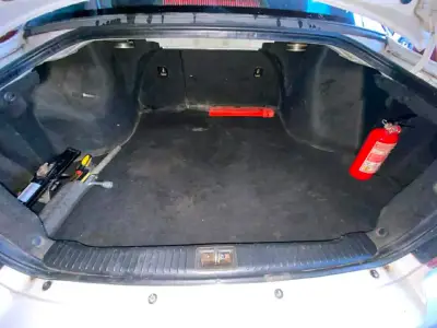 Auto sedán blanco en buen estado - miniatura 2