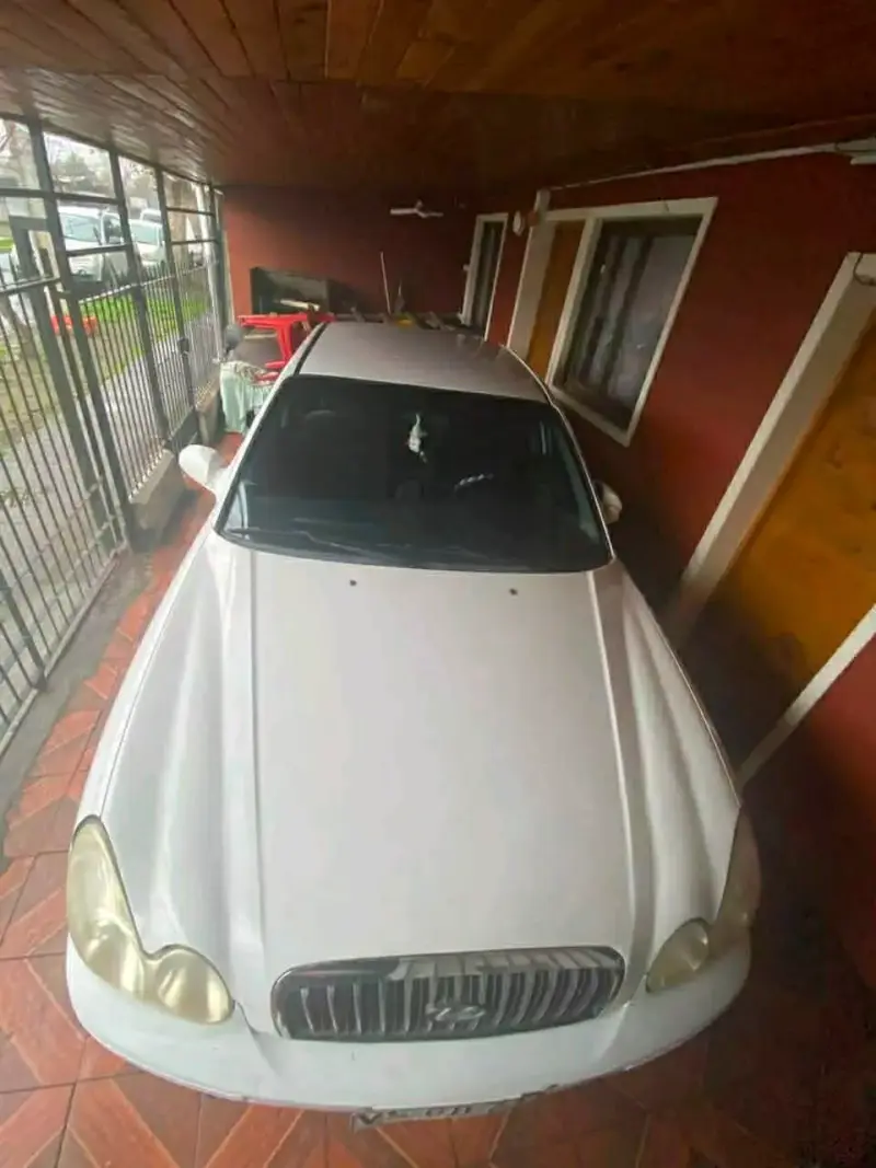 Auto sedán blanco en buen estado - 3