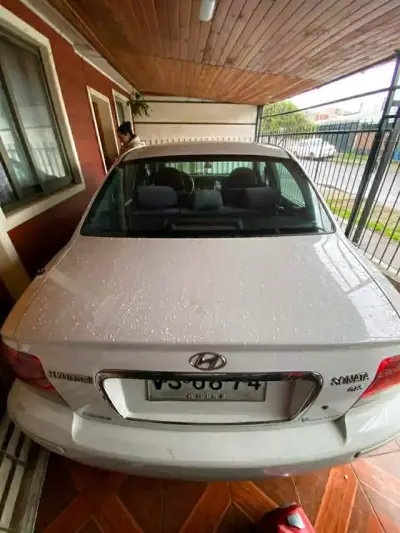 Auto sedán blanco en buen estado - miniatura 5